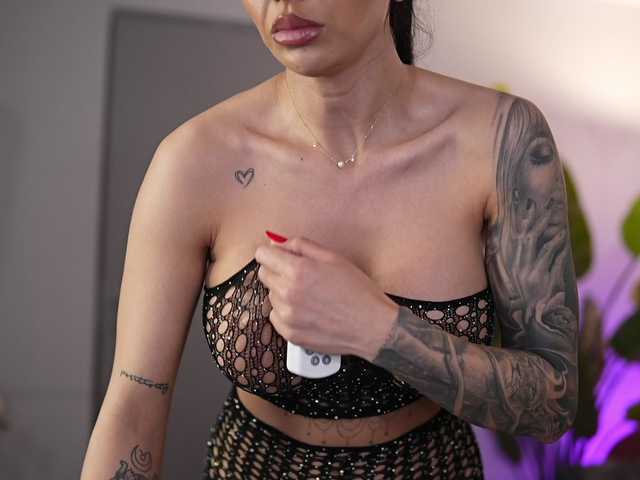 IvyTrix's BongaCams show and profile