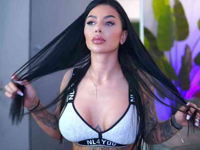 IvyTrix Live Webcam on BongaCams