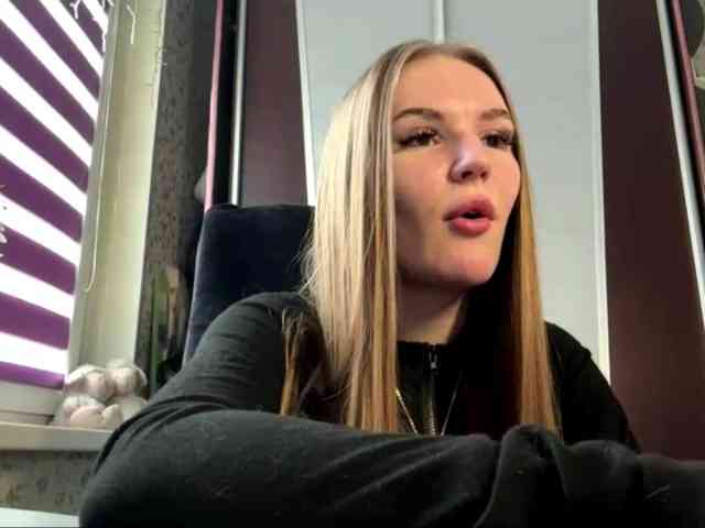 MeeCarfagno Live Webcam on BongaCams