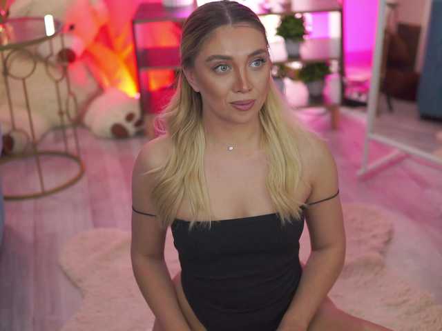 NadyaBlue — Blonde hair, juicy ass and ready to show my skills!  Fav levels: 11,22,99,111,333.