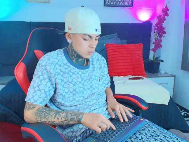 AdamsWalkerr Live Webcam on BongaCams