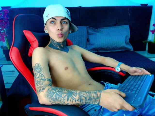 AdamsWalkerr Live Webcam on BongaCams