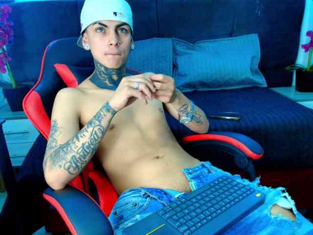 AdamsWalkerr Live Webcam on BongaCams