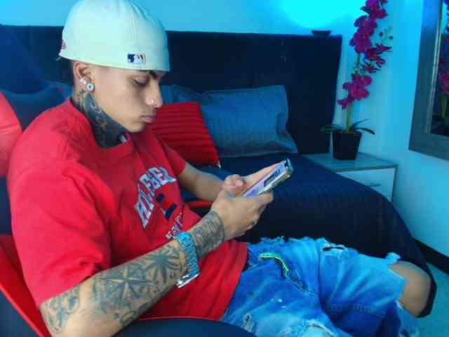 AdamsWalkerr Live Webcam on BongaCams