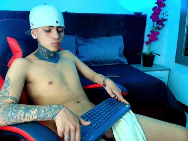 AdamsWalkerr Live Webcam on BongaCams