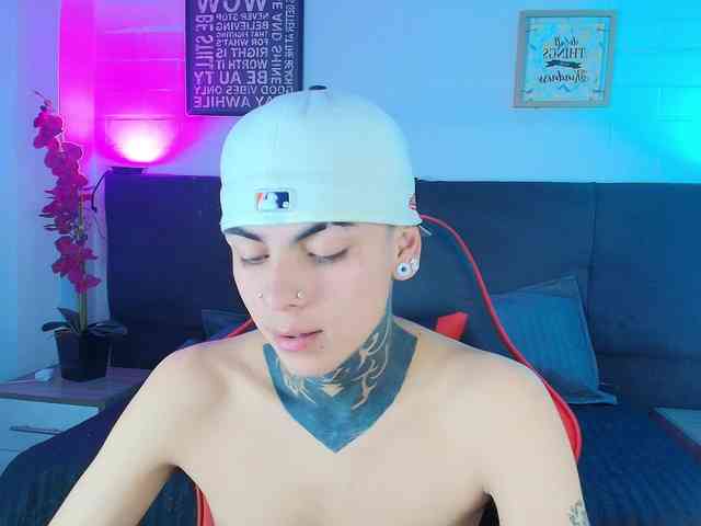 AdamsWalkerr Live Webcam on BongaCams
