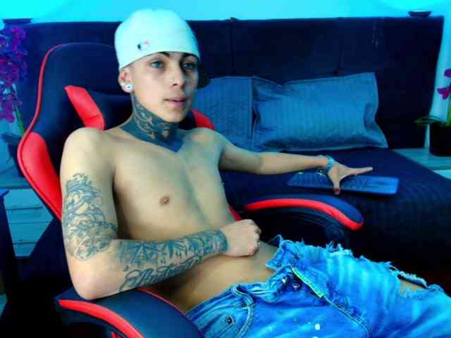 AdamsWalkerr Live Webcam on BongaCams