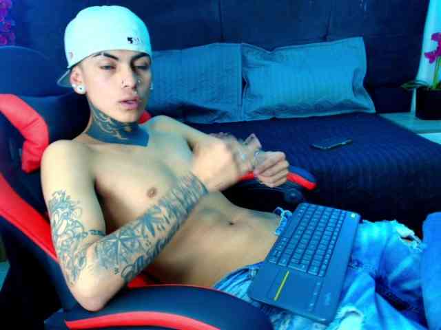 AdamsWalkerr Live Webcam on BongaCams