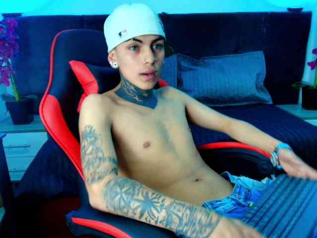 AdamsWalkerr Live Webcam on BongaCams