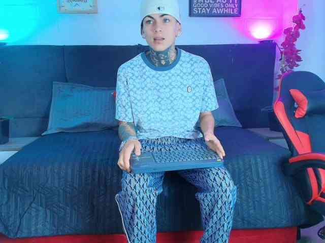 AdamsWalkerr Live Webcam on BongaCams