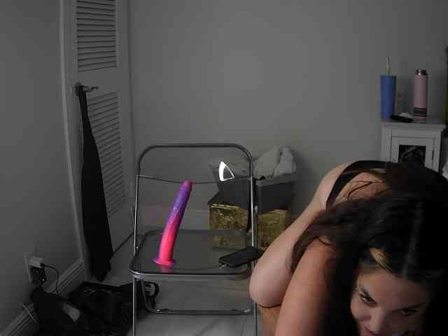 AlexisKay webcam