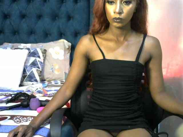 QueenAllure webcam