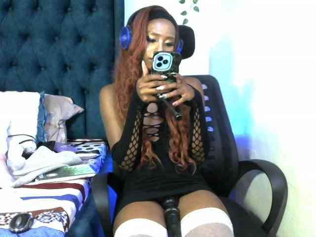 QueenAllure webcam