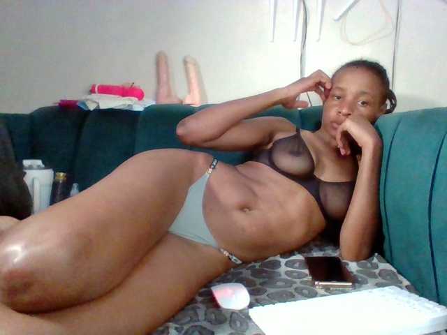 Hottiequeen011's BongaCams show and profile