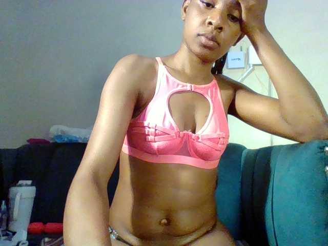 Hottiequeen011's BongaCams show and profile