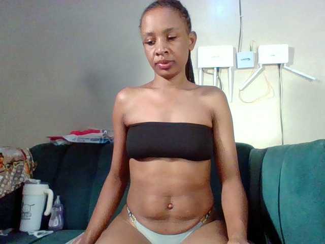 Hottiequeen011's BongaCams show and profile