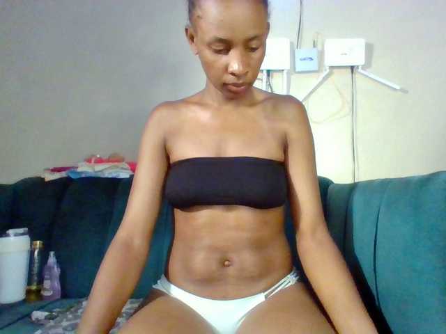 Hottiequeen011's BongaCams show and profile