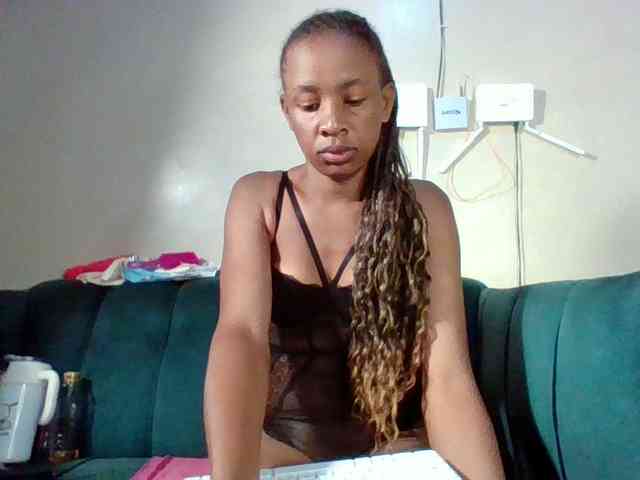 Hottiequeen011 webcam