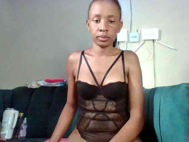 Hottiequeen011 webcam