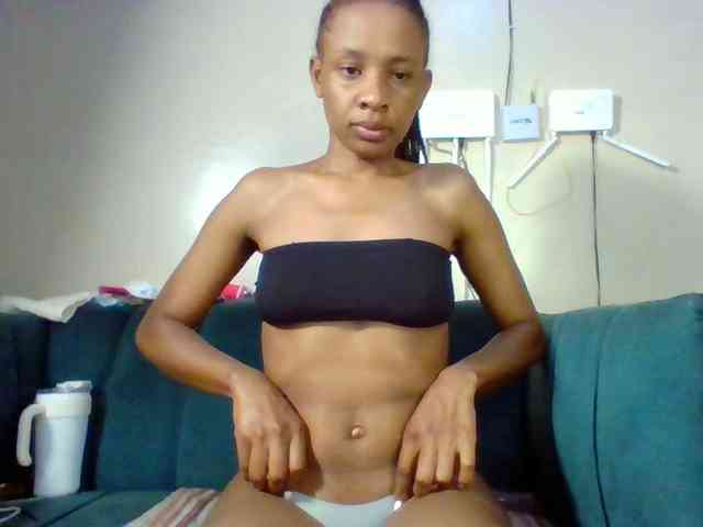 Hottiequeen011 webcam