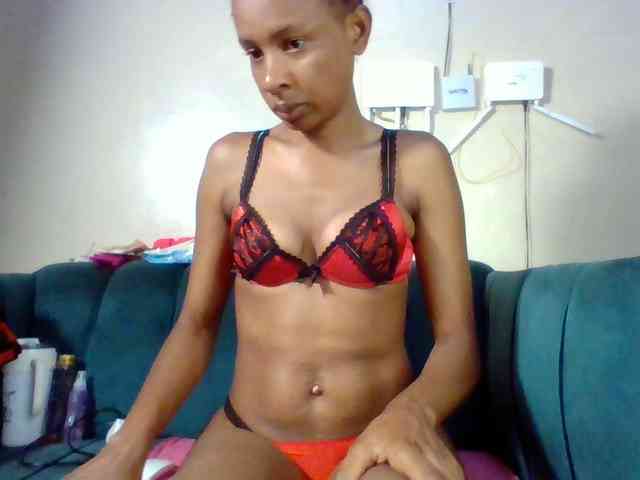 Hottiequeen011 webcam