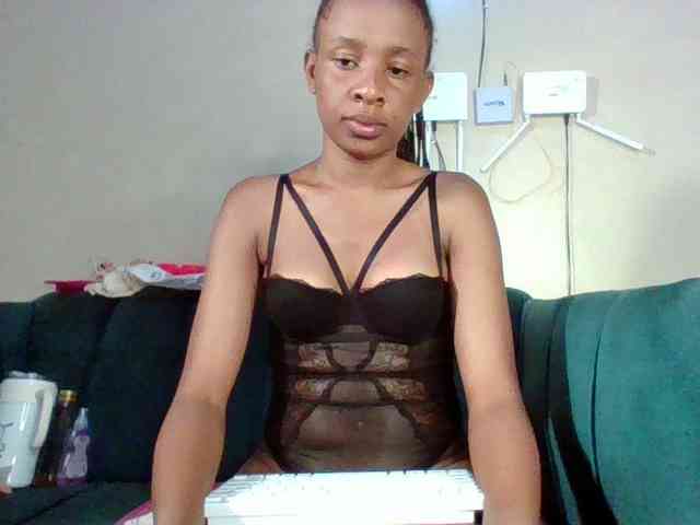 Hottiequeen011 webcam