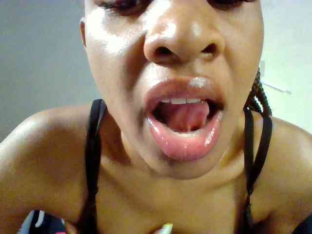 Hottiequeen011 webcam