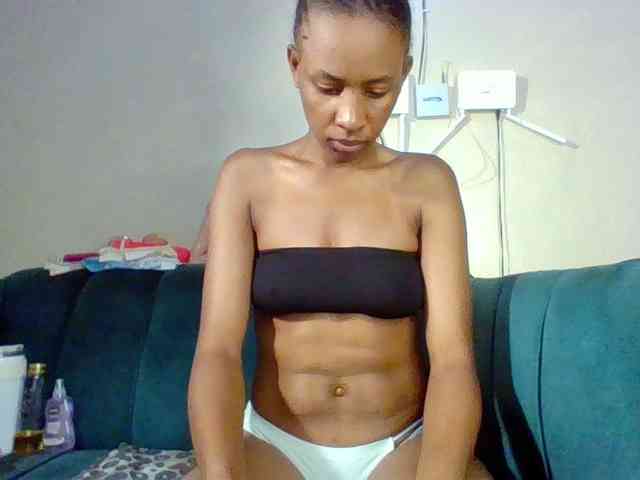 Hottiequeen011 webcam