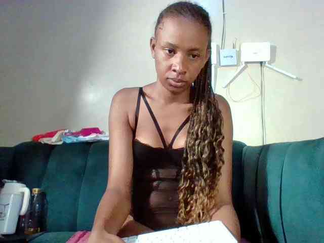 Hottiequeen011 webcam