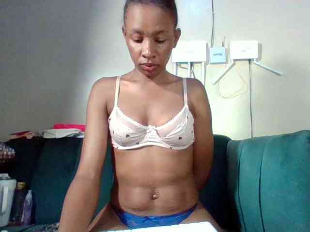 Hottiequeen011 webcam