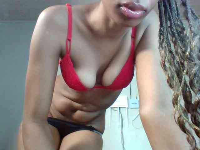 Hottiequeen011 webcam