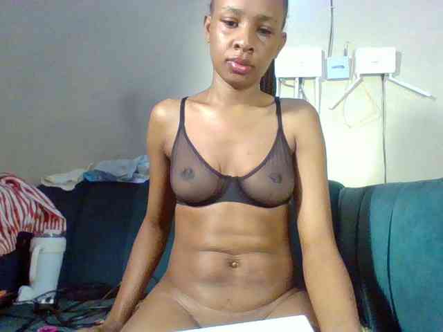 Hottiequeen011 webcam