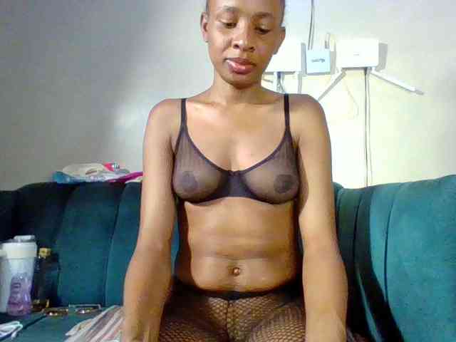 Hottiequeen011 webcam