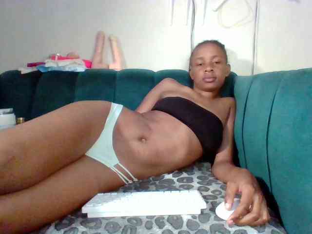 Hottiequeen011 webcam