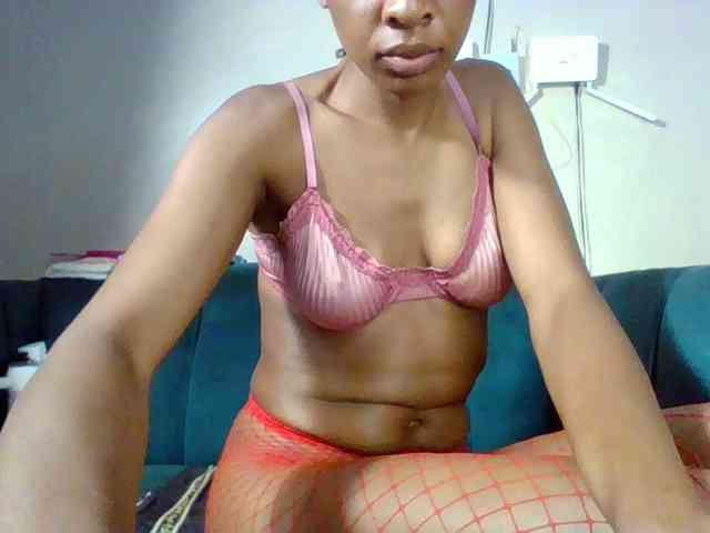 Hottiequeen011 webcam