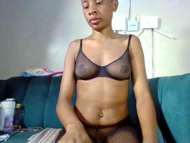 Hottiequeen011 webcam