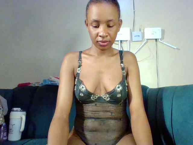 Hottiequeen011 webcam