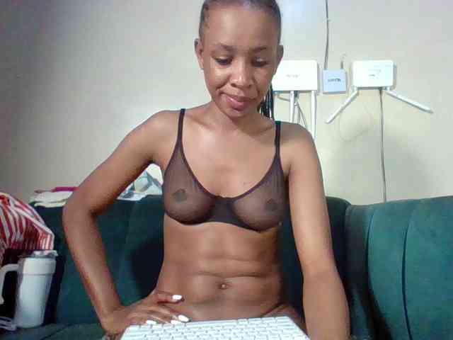 Hottiequeen011 webcam