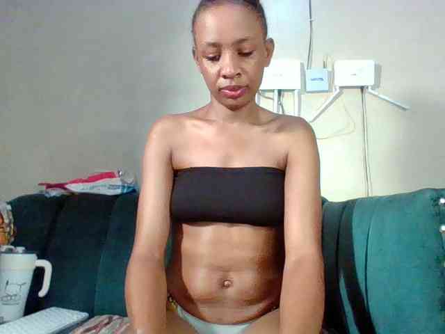 Hottiequeen011 webcam