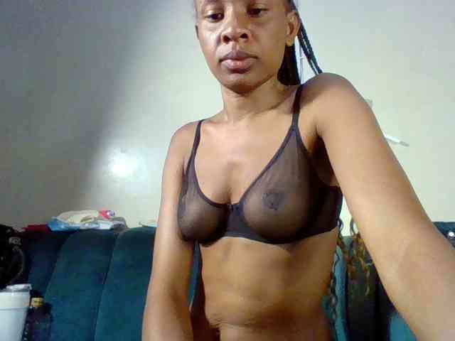 Hottiequeen011 webcam