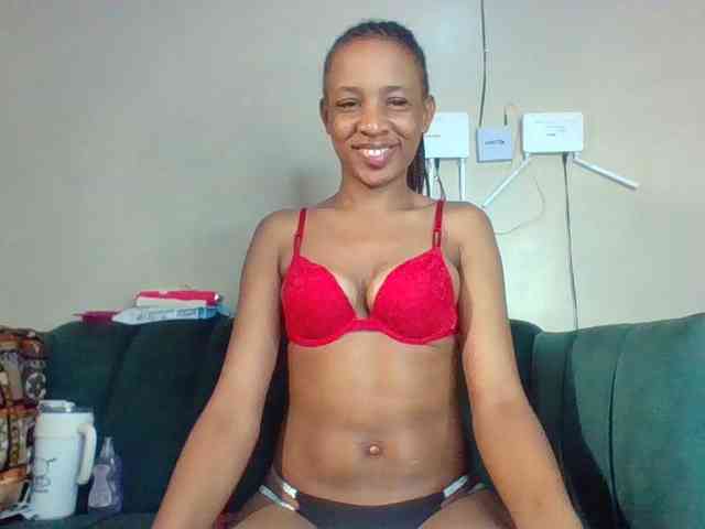 Hottiequeen011 webcam