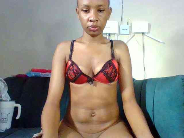 Hottiequeen011 webcam