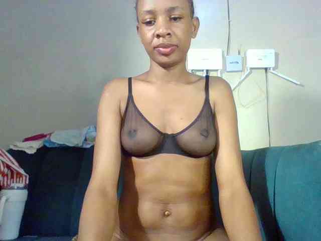 Hottiequeen011 webcam