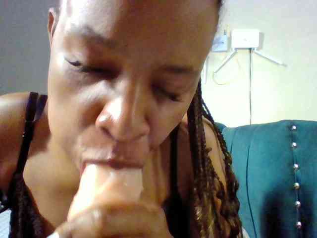 Hottiequeen011 webcam