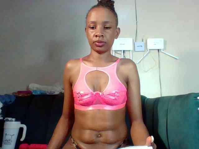 Hottiequeen011 webcam