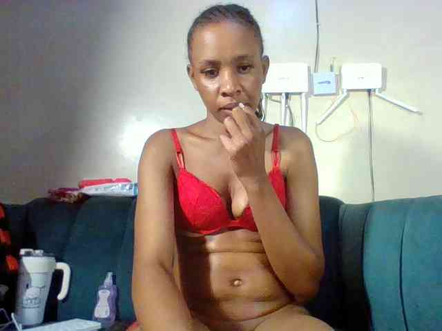 Hottiequeen011 webcam