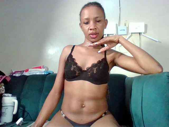 Hottiequeen011 webcam