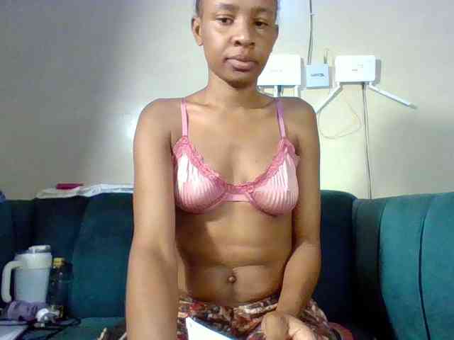 Hottiequeen011 webcam