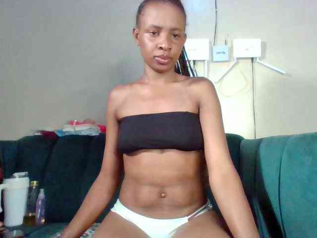 Hottiequeen011 webcam