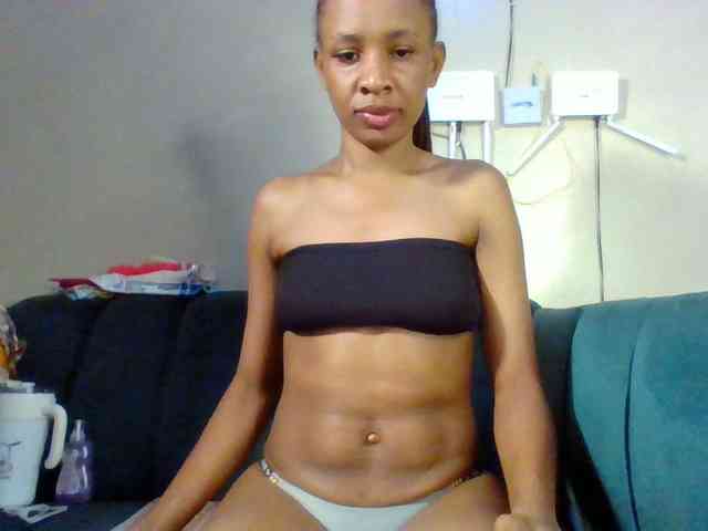 Hottiequeen011 webcam